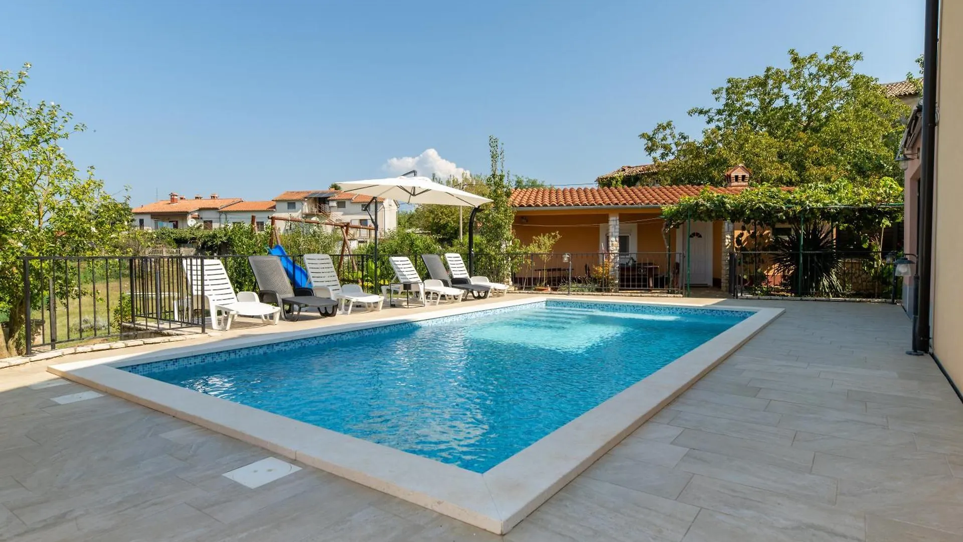 Holiday home Two Stone House Iva Villa Nedescina