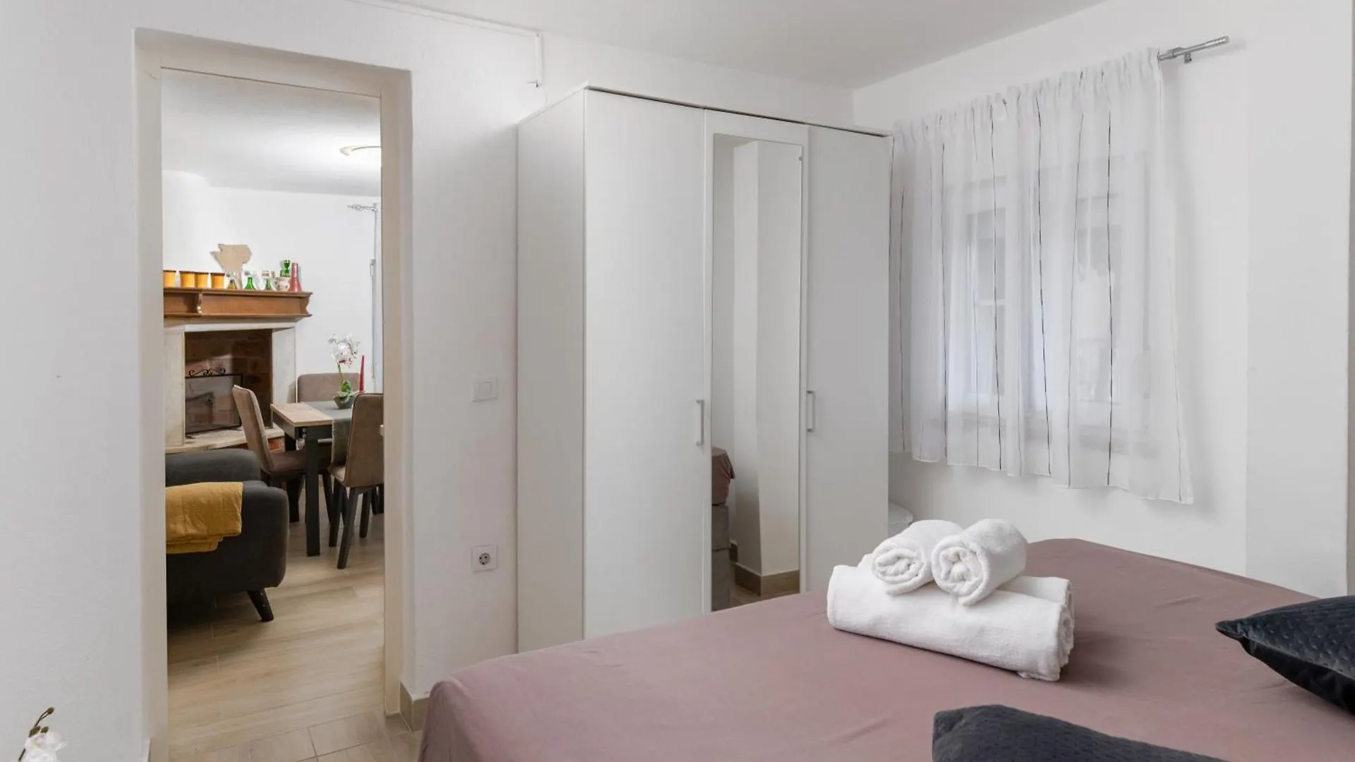 Holiday home Two Stone House Iva Villa Nedescina