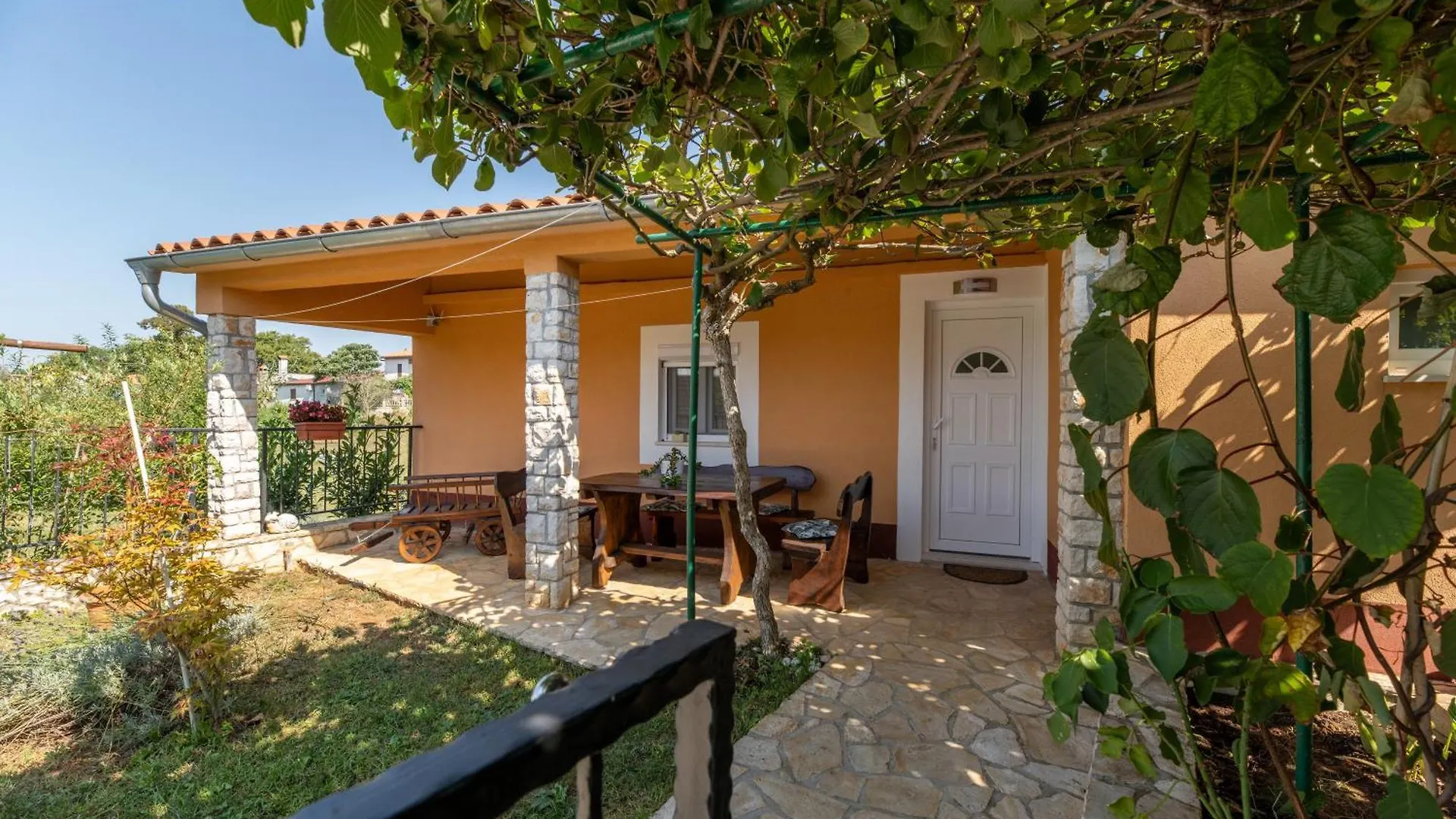 Holiday home Two Stone House Iva Villa Nedescina