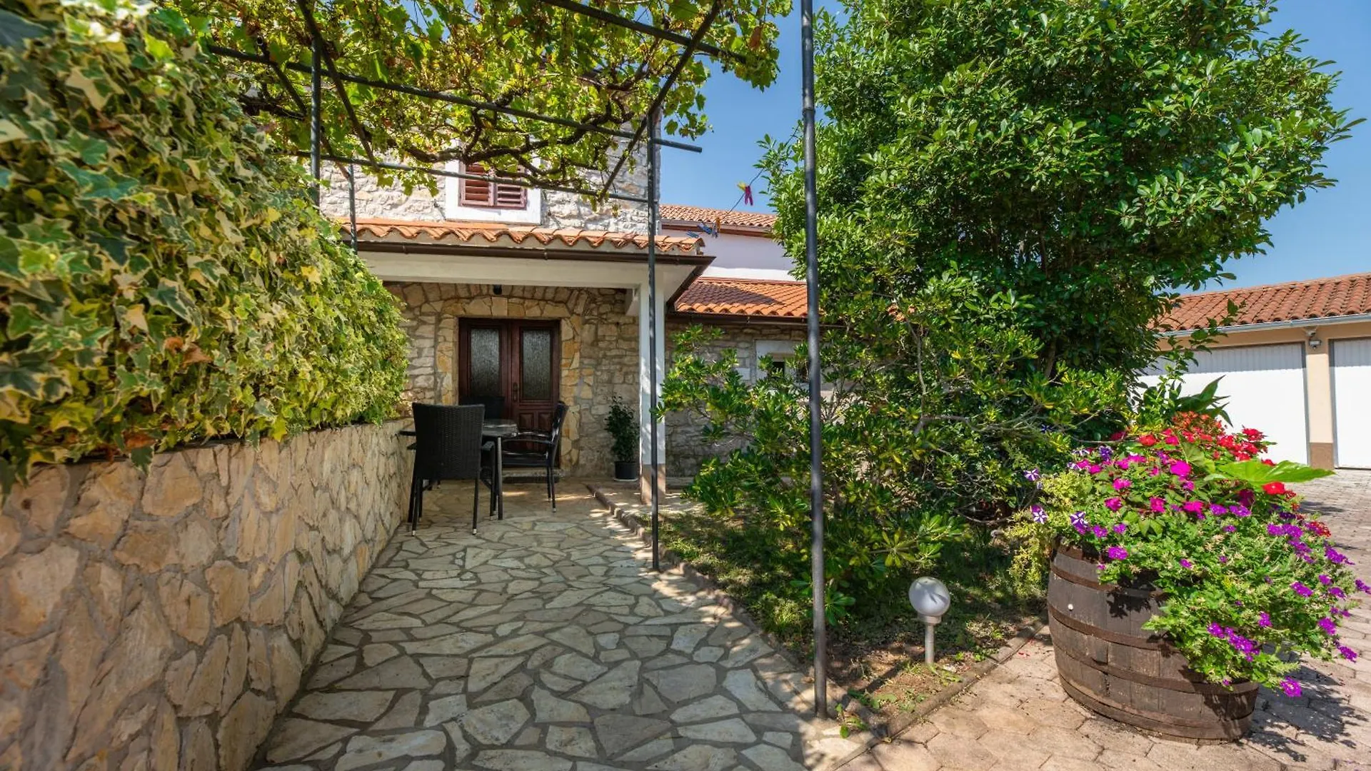 Holiday home Two Stone House Iva Villa Nedescina